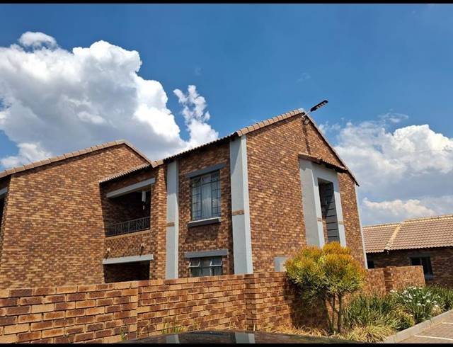 2 BEDROOM APARTMENT FOR SALE IN MOOIKLOOF RIDGE ESTATE